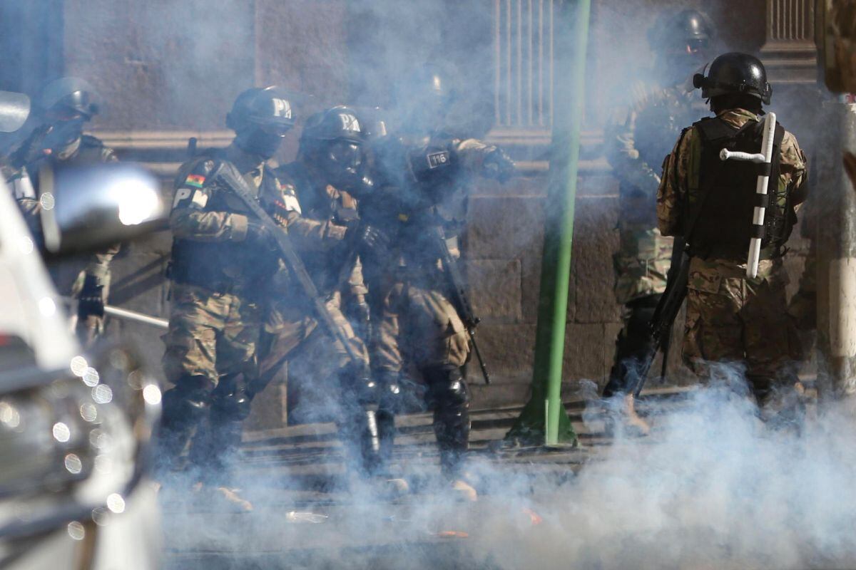 BOL01LA PAZ (BOLIVIA), 26/06/2024.- Militares se forman frente a la sede del Gobierno de Bolivia, este miércoles en La Paz (Bolivia). El presidente de Bolivia, Luis Arce, dijo que el país "está atravesando un intento de golpe de Estado", ante un movimiento militar encabezado por el comandante general del Ejército boliviano, Juan José Zuñiga, que botó la puerta de la sede del Ejecutivo en la ciudad de La Paz. EFE/ Luis Gandarillas