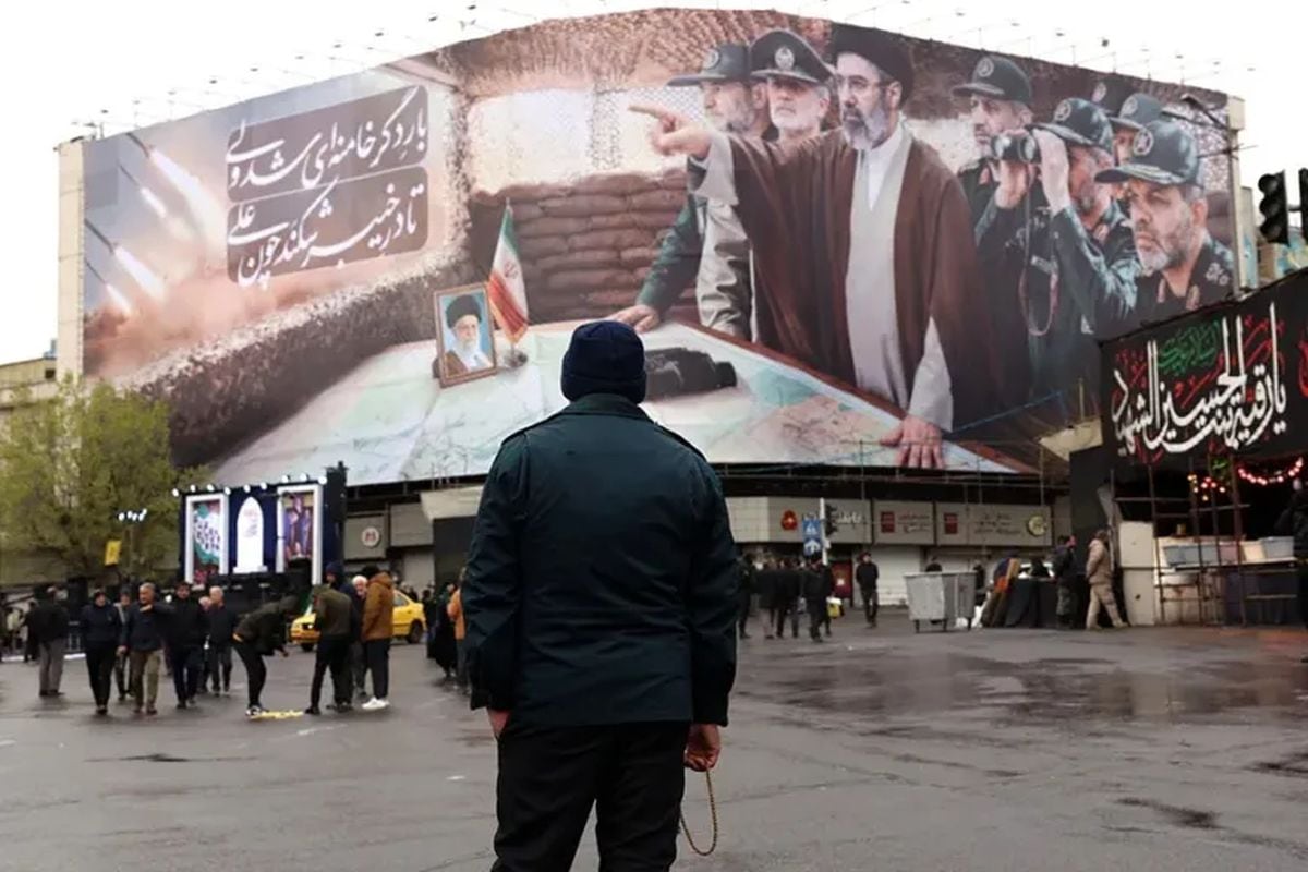 Un miembro de las fuerzas de seguridad iraníes monta guardia frente a una valla publicitaria en Teherán (Irán).(Foto: EFE)