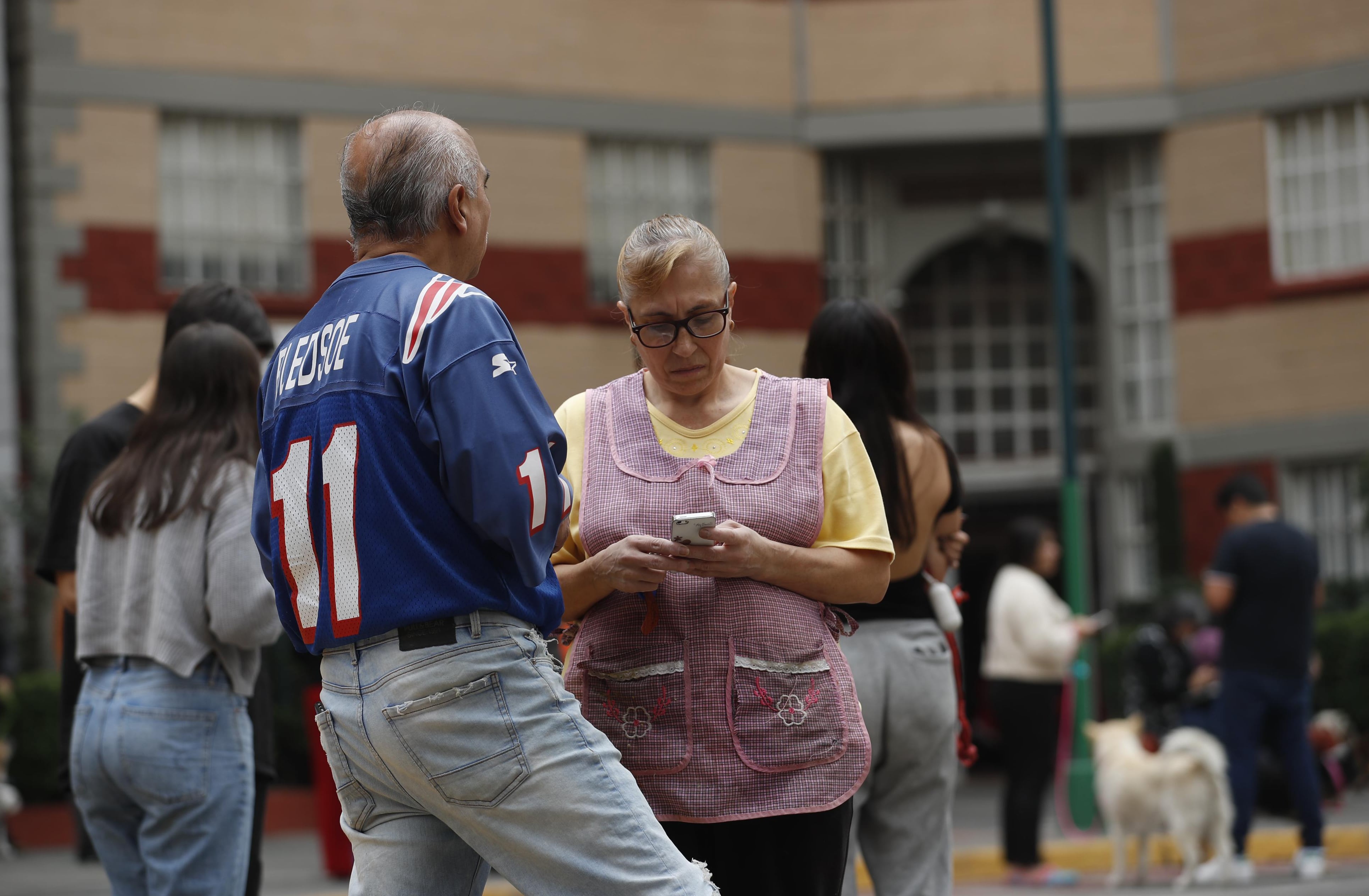 Personas permanecen fuera de sus hogares después de escuchar la alerta sísmica hoy, en la Ciudad de México (México). Un fuerte sismo, con epicentro en Puebla, activó este jueves la alerta sísmica de Ciudad de México y sacudió diferentes zonas del país. (Foto: EFE/Sáshenka Gutiérrez)