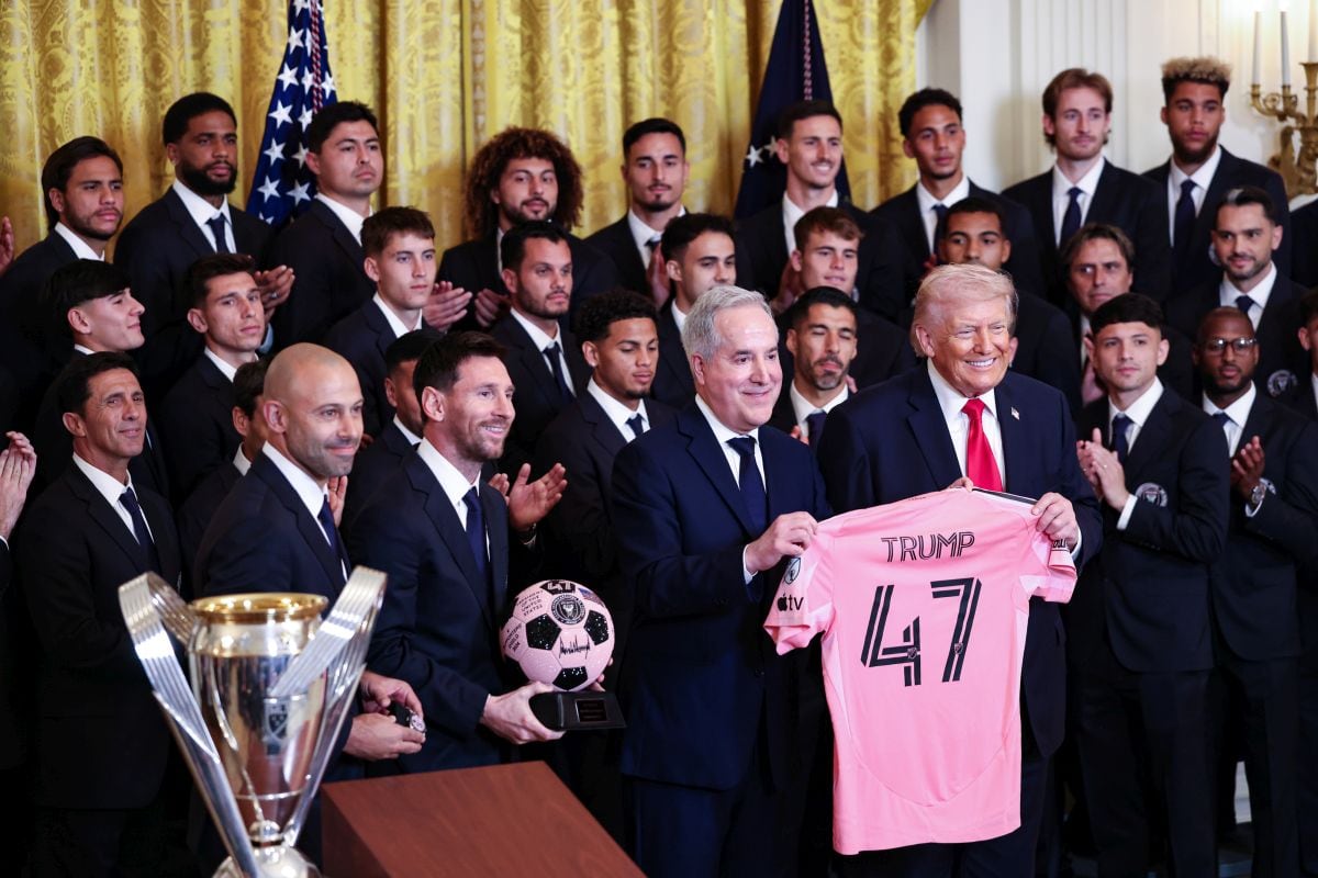 Lionel Messi, sosteniendo el balón, y Jorge Mas, propietario del Inter Miami CF, le entregan una camiseta al presidente de Estados Unidos, Donald Trump, durante un evento en la Casa Blanca en Washington, DC, el jueves 5 de marzo de 2026.