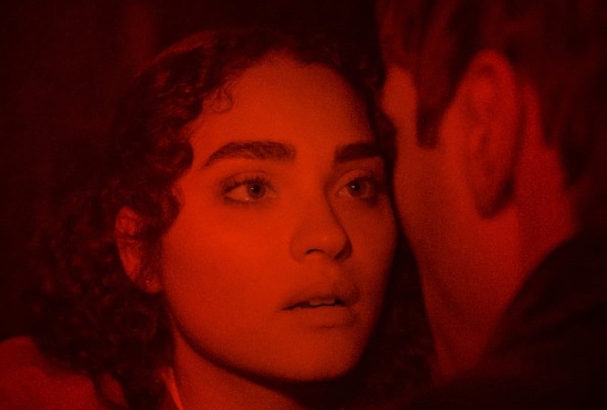 Brittany O'Grady da vida a la ansiosa Shelby en la comedia de terror "Lo que hay dentro" (Foto: Netflix)