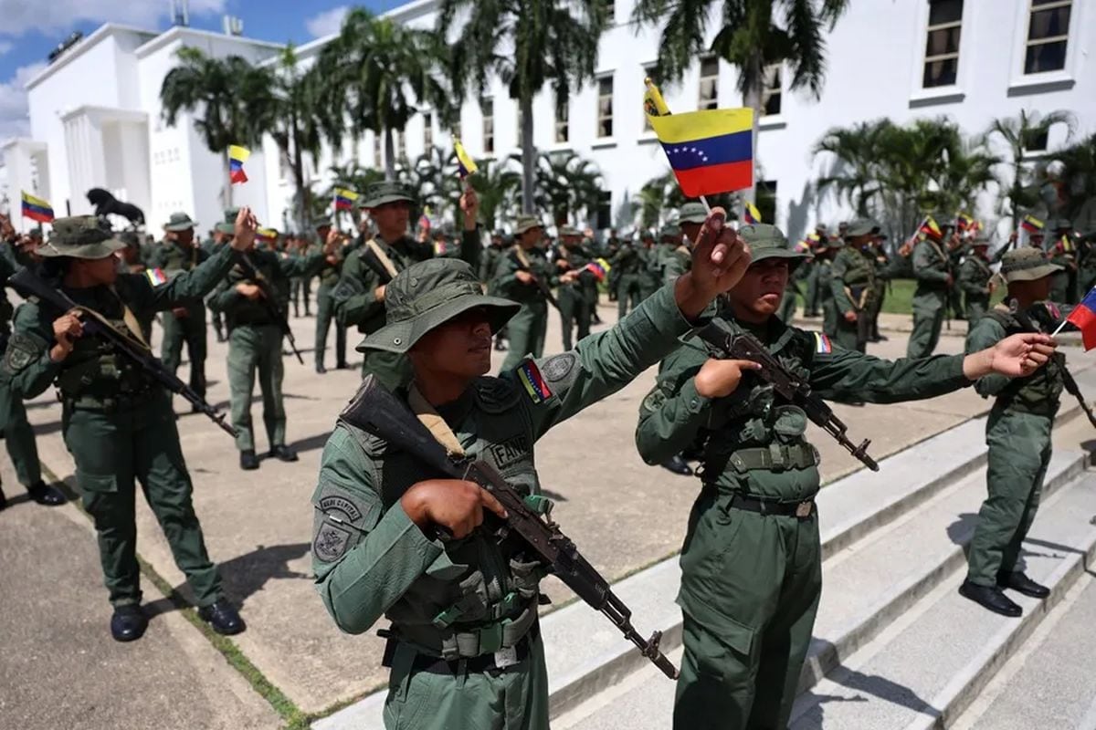 El presidente venezolano, Nicolás Maduro, ha llamado a reforzar el alistamiento militar. Foto: EFE