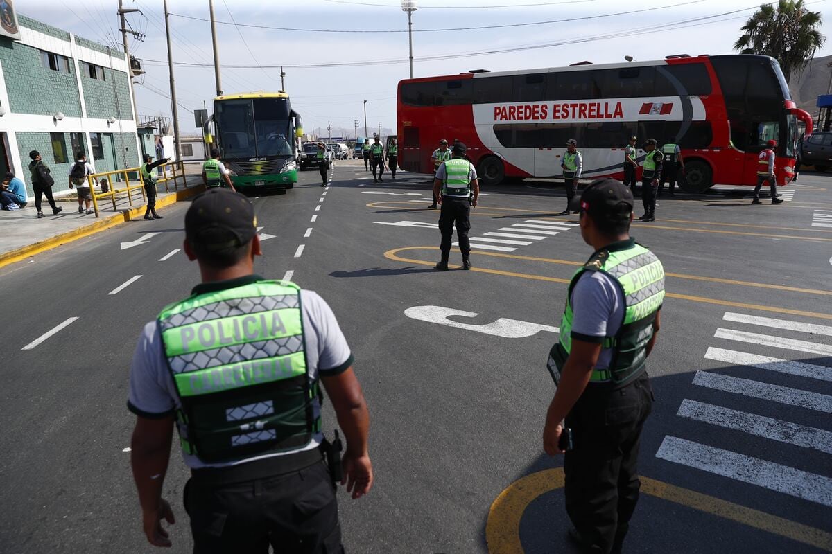 Agentes policiales realizan operativo en el peaje de Pucusana ante el anuncio de llegada de protestantes a Lima como parte de la tercera Toma de Lima. (Foto: Hugo Curotto/ @photo.gec)
