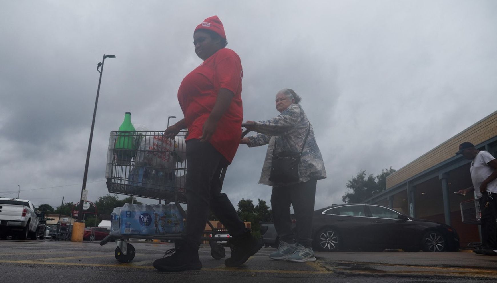 Beneficiarios de SNAP afectados por Edouard pueden recibir ayuda para reponer sus alimentos, pero deben confirmar si su condado participa y presentar la solicitud antes del 21 de septiembre. En la imagen, un empleado de H-E-B ayuda a una mujer con sus compras mientras Edouard se aproxima, el 1 de septiembre de 2026, en Port Arthur, Texas (Foto: Antranik Tavitian/Getty Images/AFP)