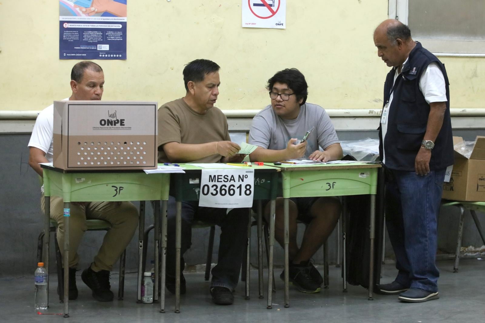 La dispensa es el trámite que libera al ciudadano de su omisión al sufragio por una causa justificada. Foto: Paul Vallejos / EFE