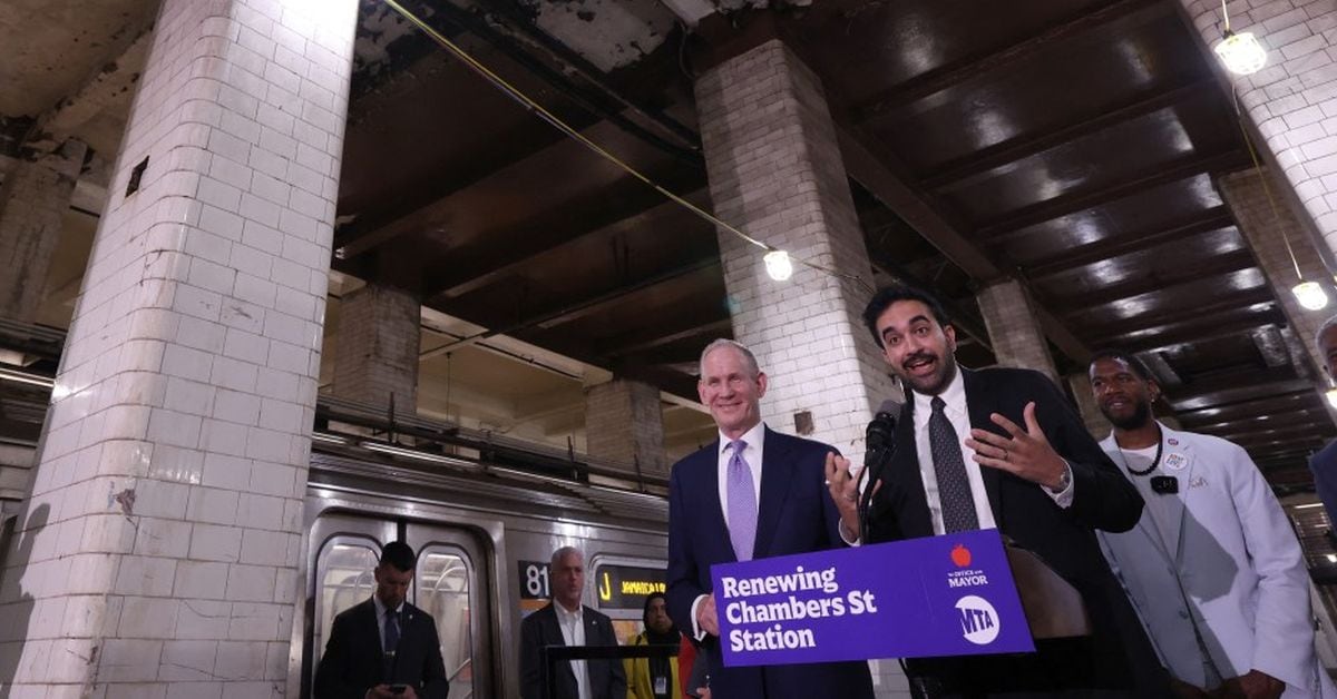 El alcalde de la ciudad de Nueva York, Zohran Mamdani, habla junto al director ejecutivo de la Autoridad Metropolitana de Transporte (MTA), Janno Lieber, durante una conferencia de prensa en la estación de metro Chambers Street (líneas J/Z) de Nueva York, el 10 de agosto de 2026 (Foto: Timothy A. Clary / AFP)