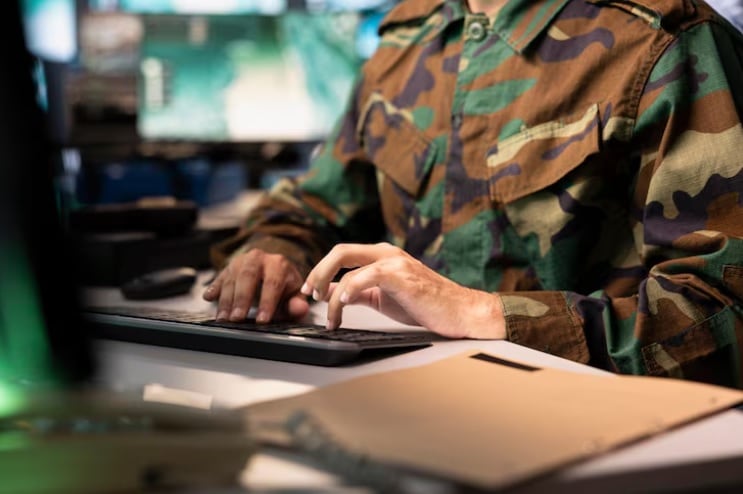 Iniciativa legislativa plantea ampliar vacantes especiales para licenciados de las Fuerzas Armadas. Foto: referencial / Freepik