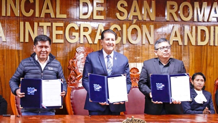 Luis Del Carpio, presidente ejecutivo de ProInversión (lado derecho), junto al gobernador regional de Puno, Richard Hancco Soncco; y el alcalde provincial de San Román, Óscar Cáceres Rodríguez. Foto: ProInversión.