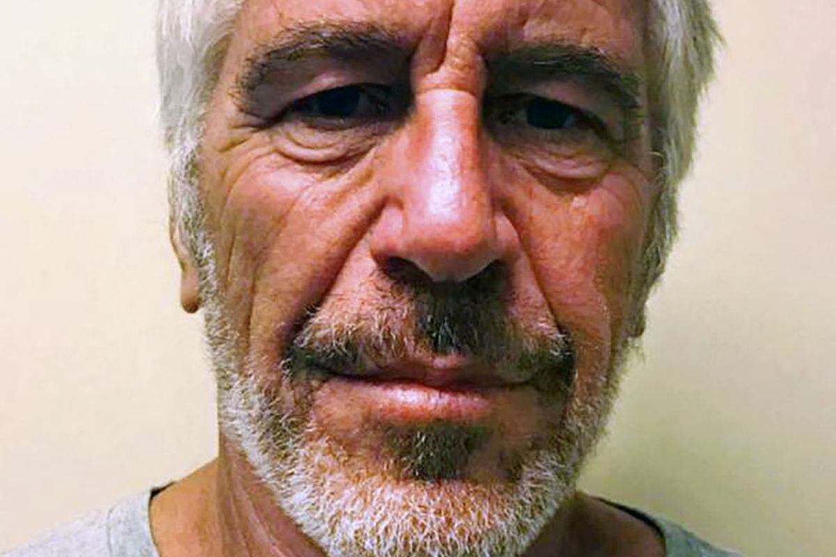 Un juez ordenó a un tribunal de Nueva York que revele los nombres de 180 personas, incluidas víctimas, asociados y presuntos cómplices, vinculados al magnate Jeffrey Epstein, quien se suicidó en 2019 mientras esperaba juicio por delitos sexuales (Foto de HO / Registro de delincuentes sexuales del estado de Nueva York / AFP)