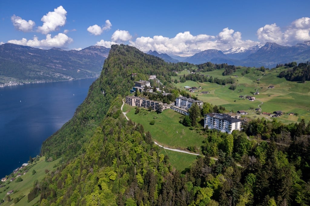 Una fotografía aérea tomada el 10 de mayo de 2024 muestra el complejo turístico de Burgenstock sobre el lago de Lucerna. (Foto de Fabrice COFFRINI / AFP)