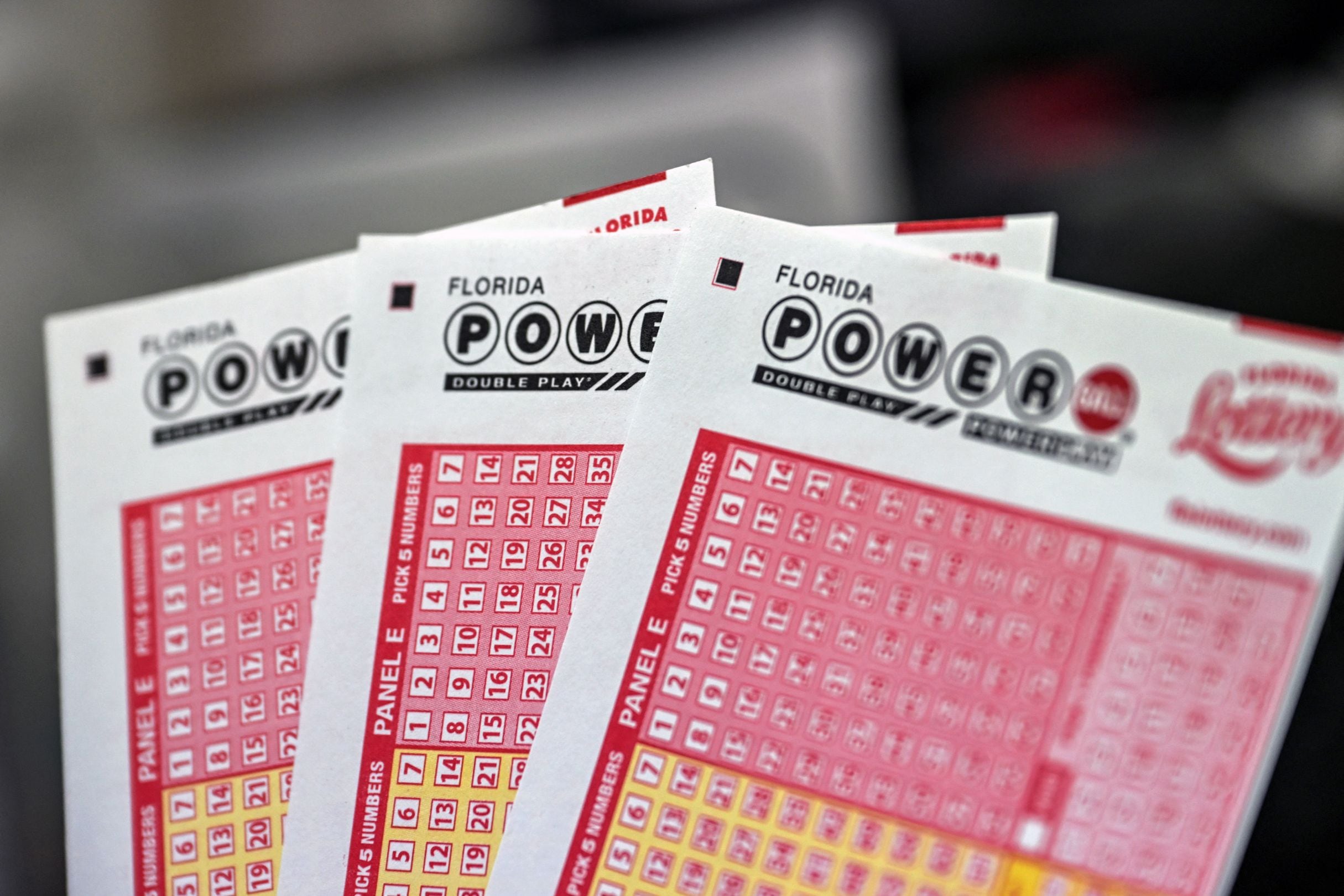 Por lo general, los participantes del Powerball pueden reclamar un premio de hasta $600 en cualquier lotería autorizada de la jurisdicción donde compraron el boleto. (Foto: GIORGIO VIERA / AFP)