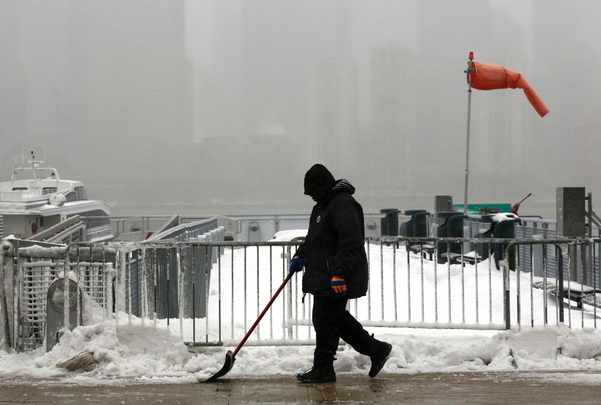 El trabajo es temporal, por día, y se realiza en espacios públicos como paradas de autobús y cruces peatonales. (Foto: KENA BETANCUR / AFP)