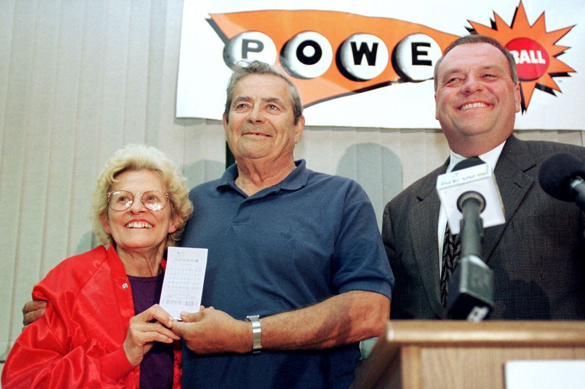 Una pareja ganadora del Powerball (Foto: AFP)