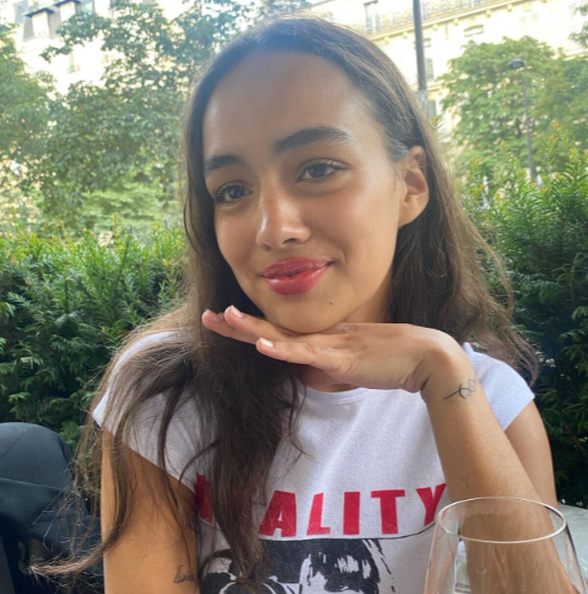 Aquí posando para la cámara (Foto: Thalia Besson / Instagram)