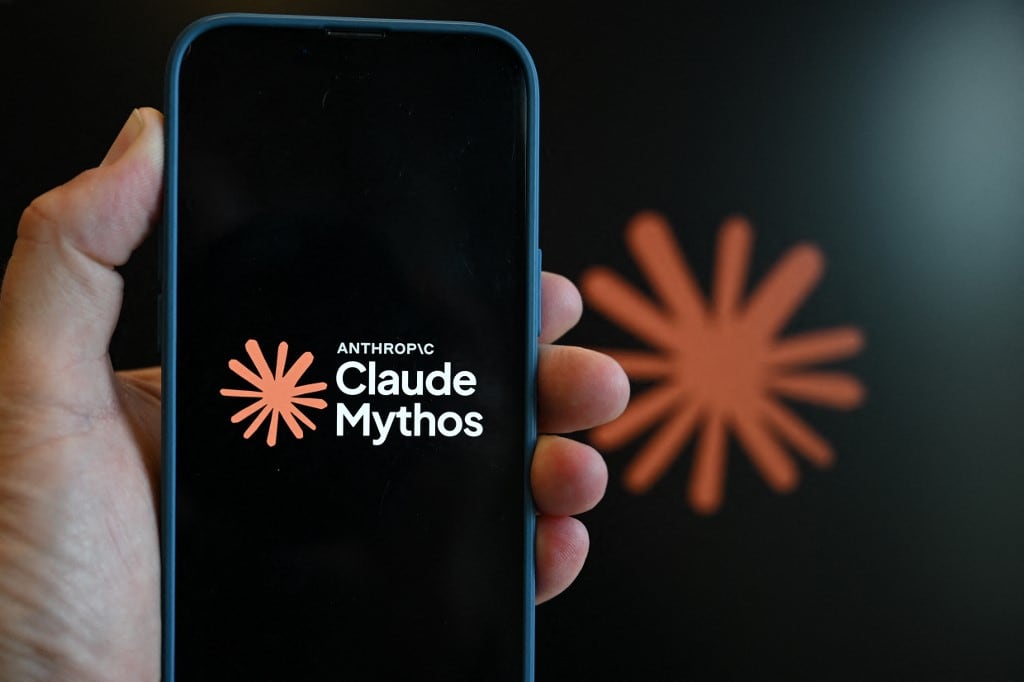 Esta fotografía muestra el logotipo del asistente de IA "Claude Mythos", creado por la empresa estadounidense de investigación y seguridad en inteligencia artificial Anthropic, en la pantalla de un teléfono inteligente en Bruselas el 10 de junio de 2026. (Foto de Nicolas TUCAT / AFP)