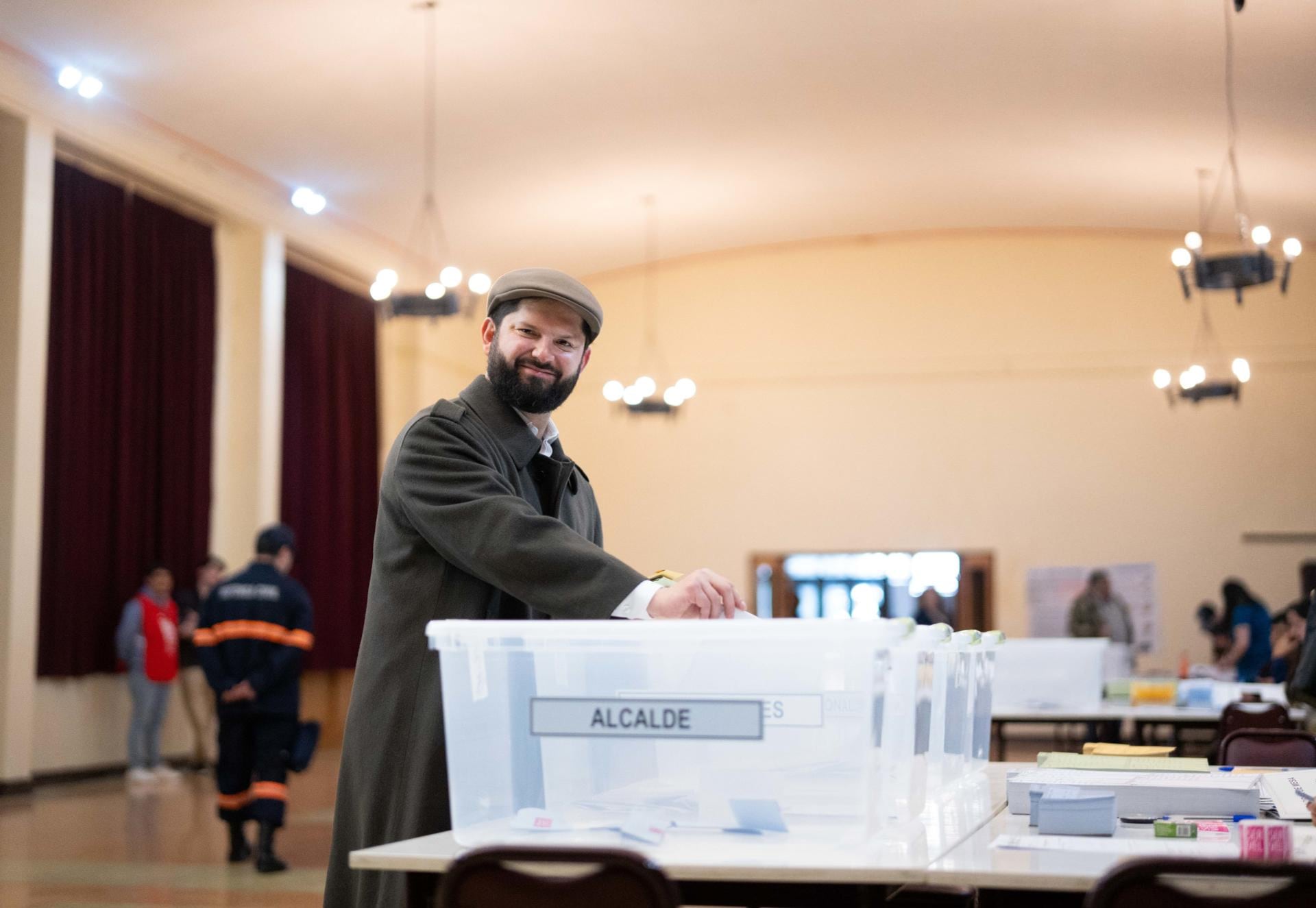 El presidente de Chile, Gabriel Boric votando en los comicios municipales este sábado, en Punta Arenas (Chile). EFE/PRESIDENCIA DE CHILE