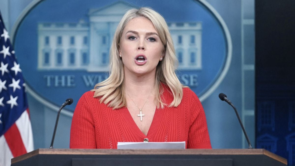 “La USTR envió esta carta a todos nuestros socios comerciales para recordarles amablemente que la fecha límite se acerca y que están en conversaciones”, afirmó en una rueda de prensa la portavoz de la Casa Blanca, Karoline Leavitt. | Foto: Jim WATSON / AFP