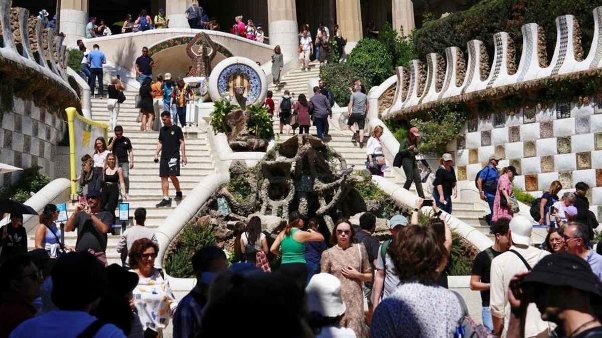 Unos turistas recorren el Parque Güell, en Barcelona| Pau Barrena / AFP