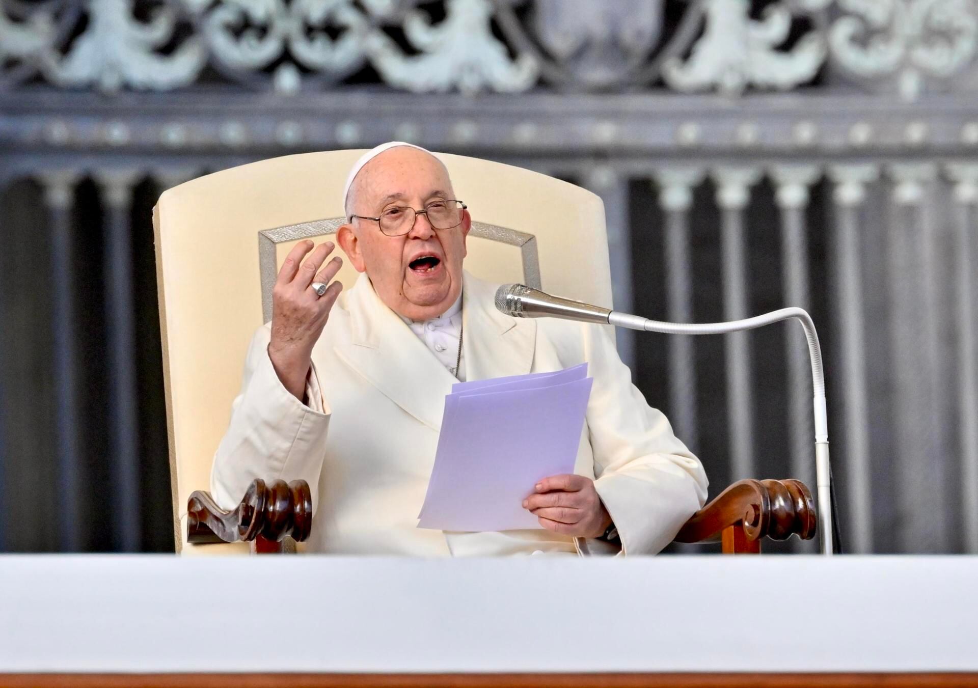 El Papa Francisco habla durante su audiencia general en la Plaza de San Pedro, Ciudad del Vaticano, 22 de noviembre de 2023. (Papá) EFE/EPA/ALESSANDRO DI MEO