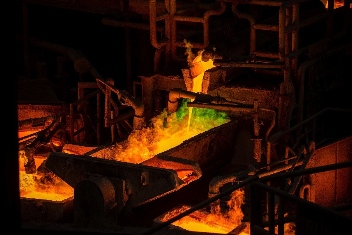 Cobre fundido se vierte en una rueda de fundición de ánodos en la planta de procesamiento El Teniente de Codelco, en Machalí, Chile, el miércoles 2 de abril de 2025. Fotógrafo: Cristobal Olivares/Bloomberg.