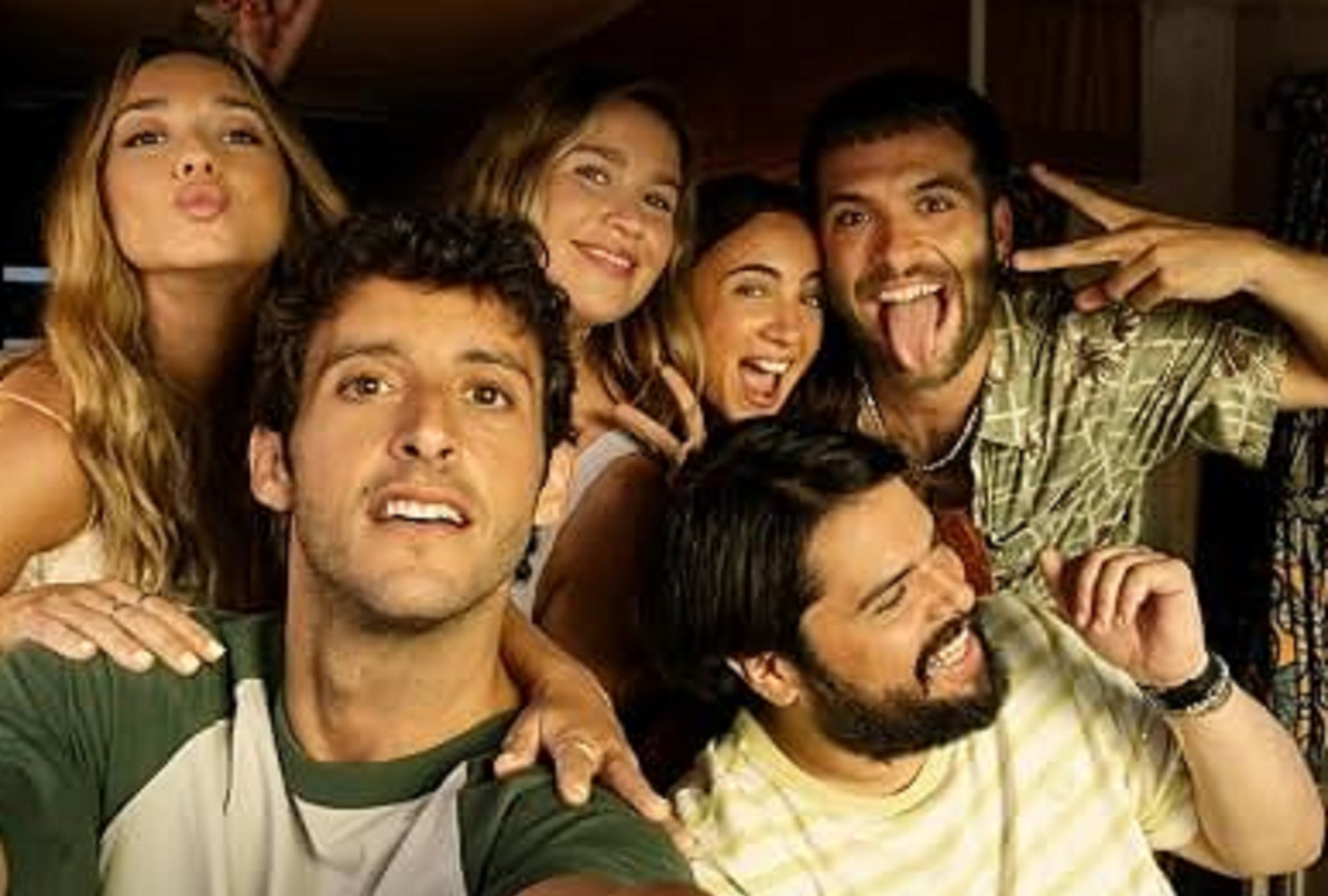 Daniel Ibañez como Marin, Lucia de la Fuente como Aroa, Clara Sans como Blanca, Itziar Manero como Coco, Ricardo Gomez como Gus y Brays Efe como Loren en la serie española "Toda la verdad de mis mentiras" (Foto: Netflix)