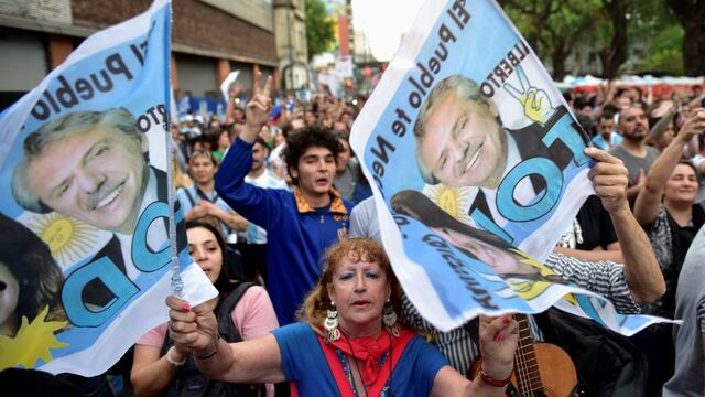 Seguidores de Alberto Fernández se concentran y esperan resultados oficiales en Argentina | FOTOS