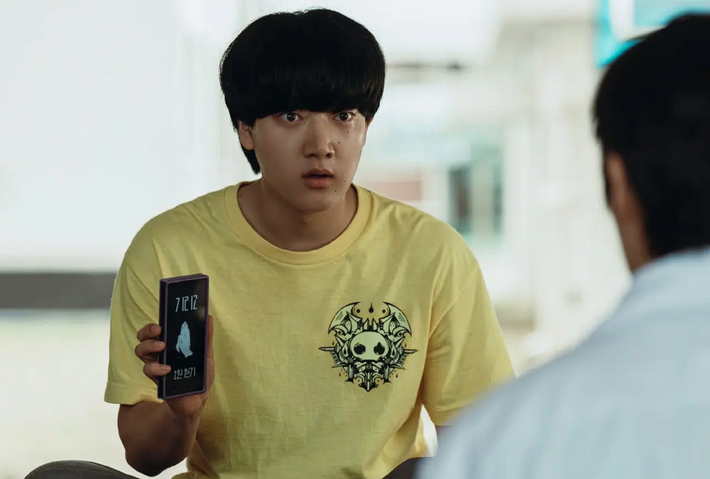 Choi Hyeon-wook (Lee Hyo-je) le muestra la app que cumplió su deseo en una escena de la serie coreana "Si los deseos mataran" (Foto: Netflix)