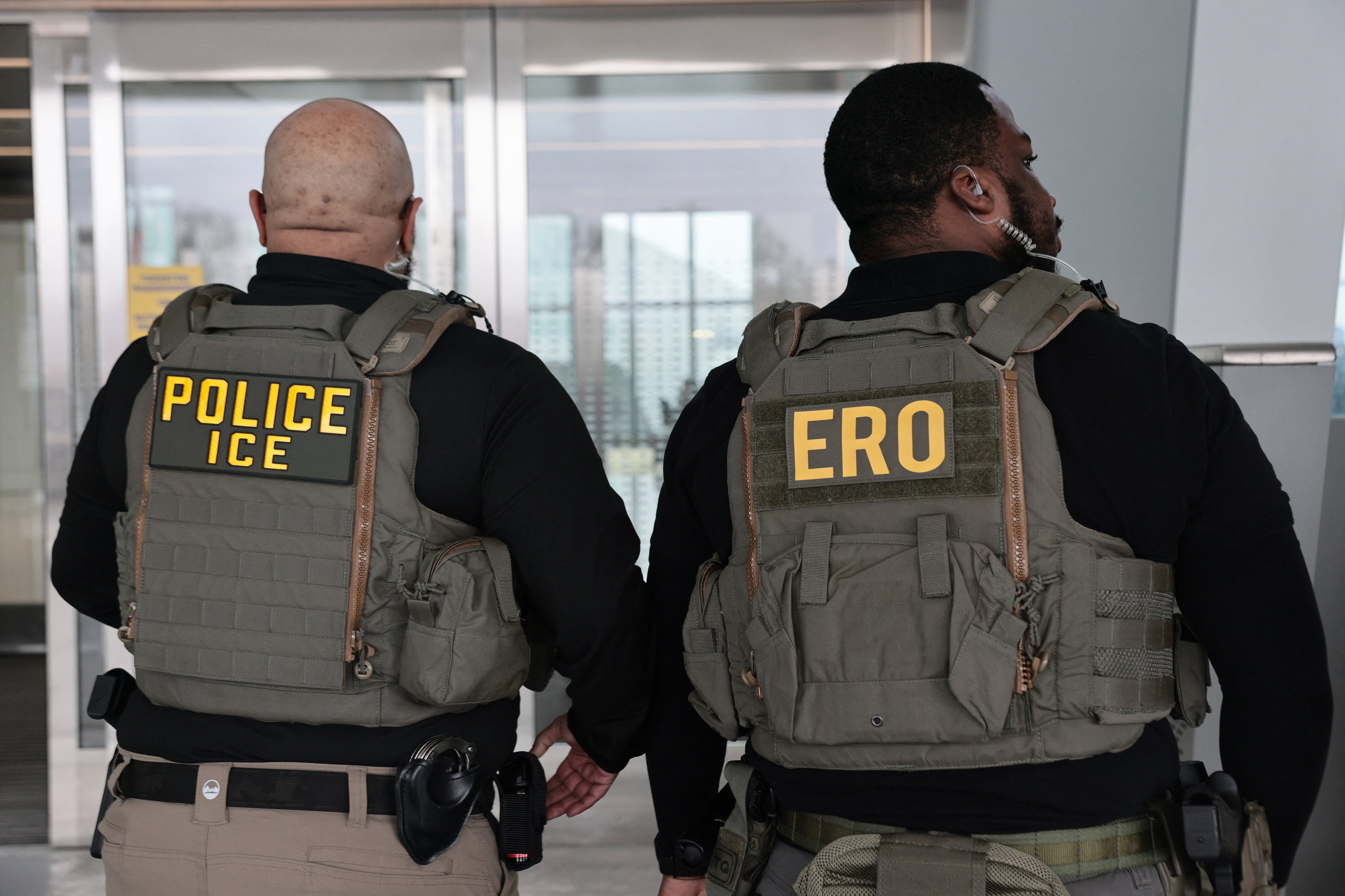 Diariamente, los agentes de ICE realizan operativos en cada parte de EE.UU. con un propósito: detener a inmigrantes ilegales. (Crédito: Michael M. Santiago / GETTY IMAGES NORTH AMERICA / Getty Images via AFP)