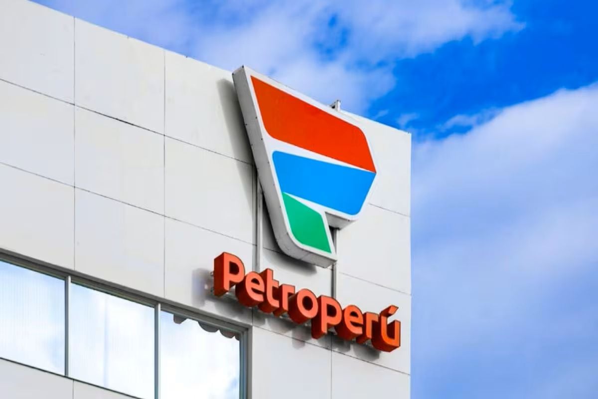 Petroperú advierte problemas de liquidez que ya impactan el suministro de crudo y la operación de sus refinerías. Foto: Andina.