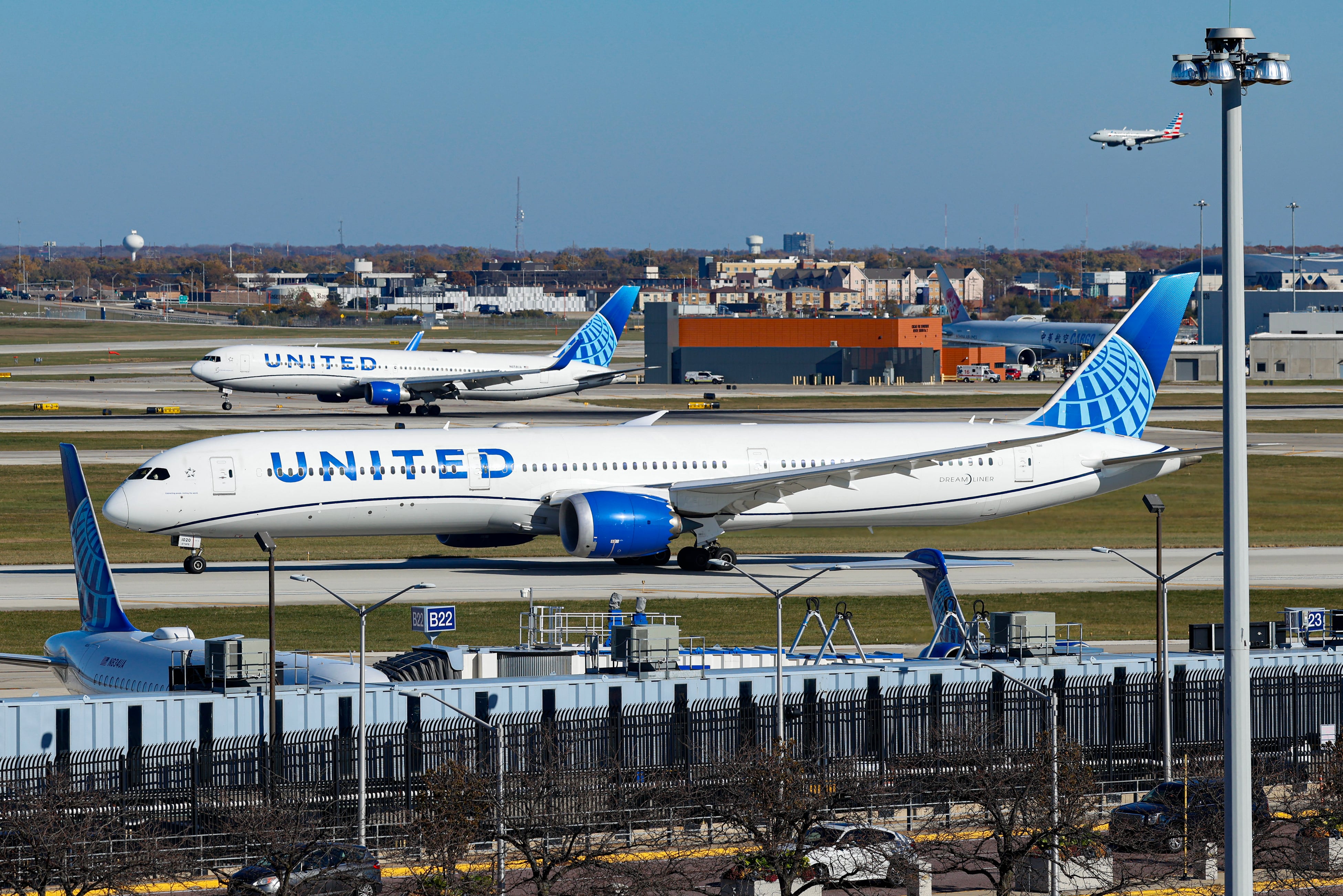 United Airlines incrementó sus tarifas por maleta facturada en $10. (Crédito: KAMIL KRZACZYNSKI / AFP)