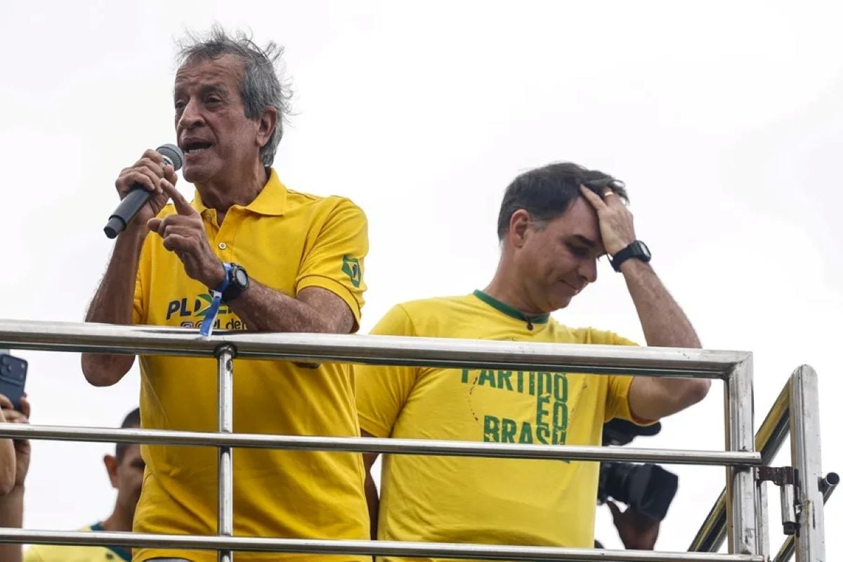 Flávio Bolsonaro anunció que organizará a la oposición en el Congreso brasileño tras reconocer el Partido Liberal los resultados electorales. Foto: EFE.