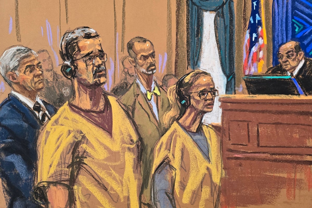Un dibujo que muestra al depuesto presidente venezolano Nicolás Maduro y su esposa, Cilia Flores, durante una audiencia celebrada en un tribunal federal en Nueva York, Estados Unidos, el 15 de octubre de 2026. (Jane Rosenberg / EFE)