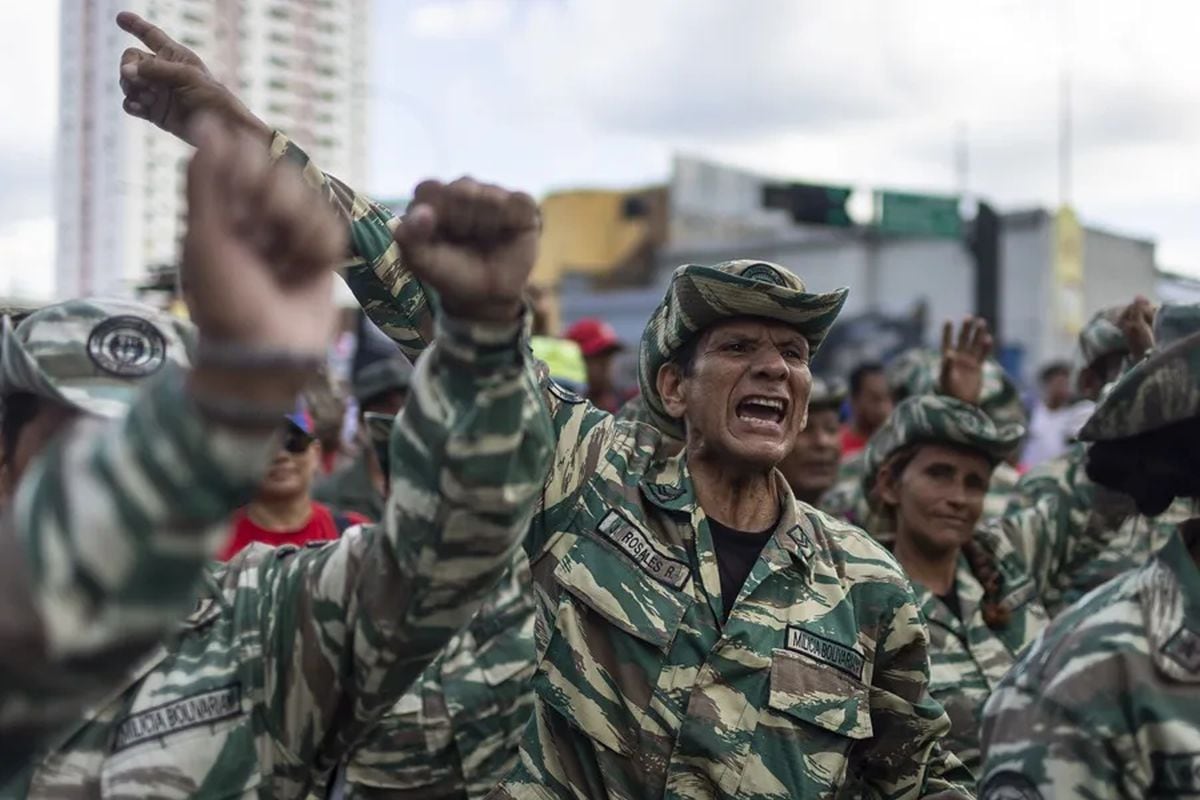 Un integrante de la Milicia Bolivariana reacciona durante una movilización en apoyo al gobierno nacional en Caracas (Venezuela). Foto: EFE/ Miguel Gutiérrez