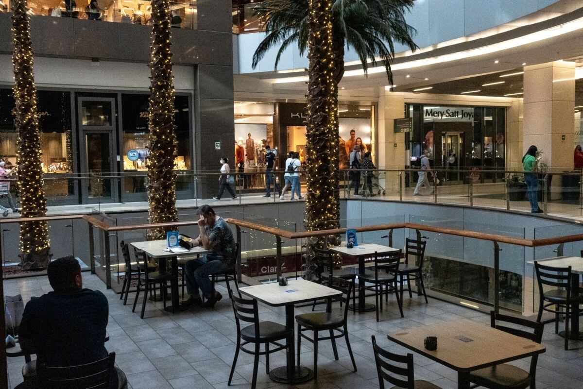 Una cafetería en el centro comercial Costanera Center en Santiago, Chile.
