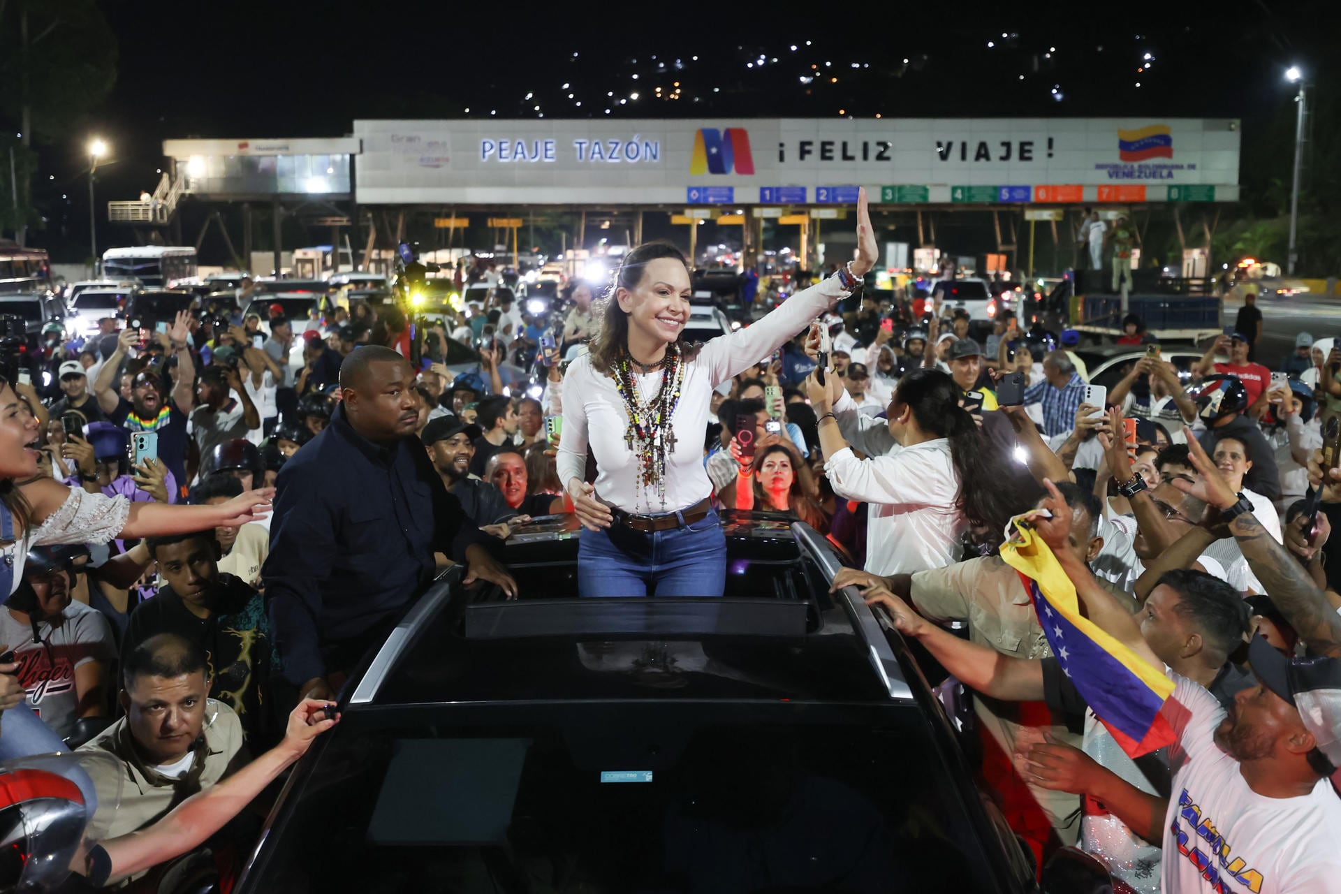Miles de personas salieron al encuentro de la caravana que María Corina Machado encabezó por unos cinco estados en el norte de Venezuela hasta llegar a la capital, Caracas. (EFE/ Ronald Peña R).