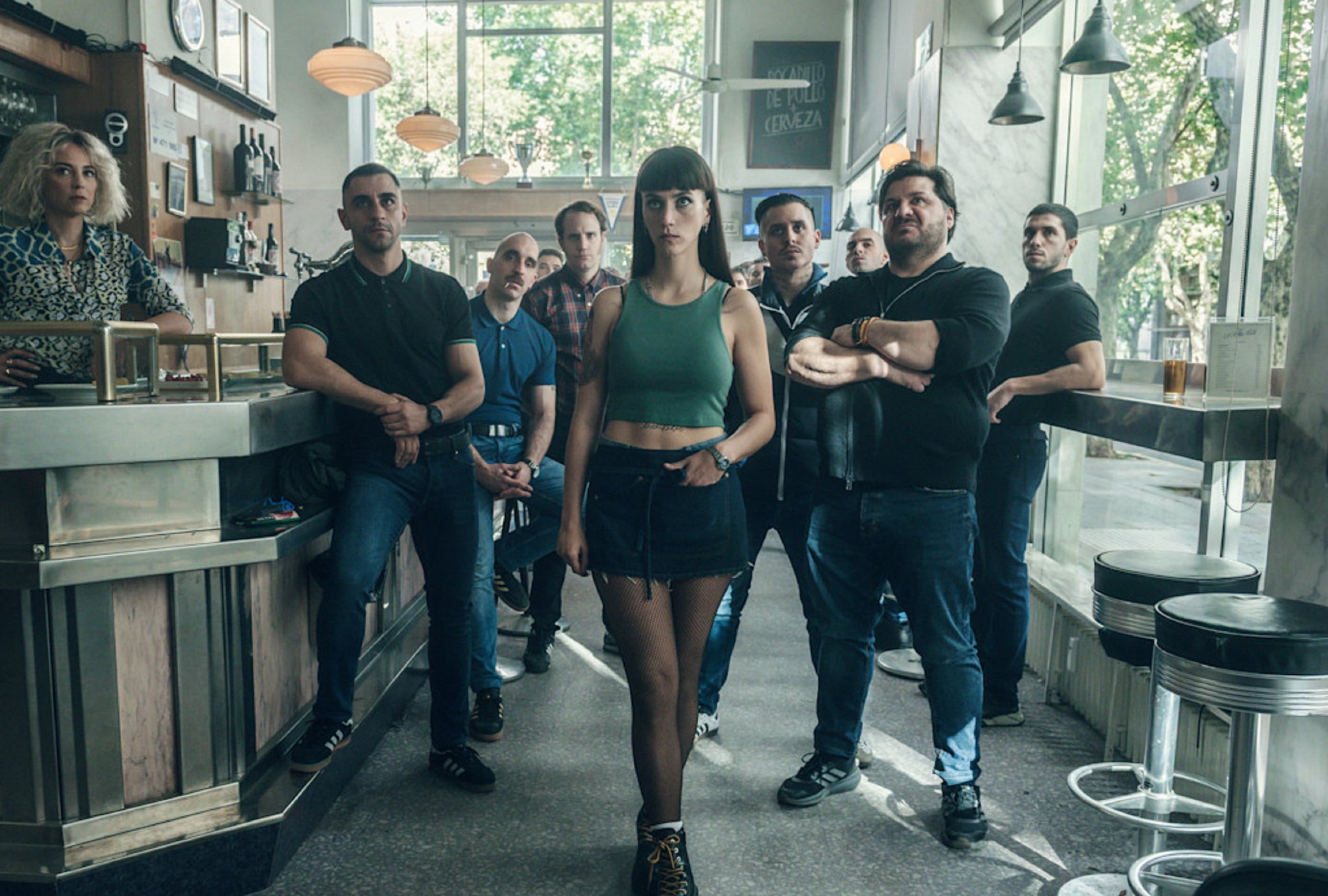 Julia (Claudia Salas) en el bar donde se reúne el grupo radical al que pertenece en la serie española "Salvador" (Foto: Netflix)