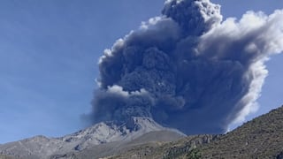 Volcán Ubinas expulsa cenizas que alcanzan los 4,200 metros de altura