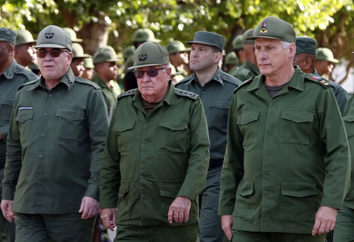 El nieto del expresidente Raúl Castro, Raúl Guillermo Rodríguez Castro; el presidente de Cuba, Miguel Diaz-Canel; el ministro del Interior, Lázaro Alberto Álvarez Casas y el ministro de las Fuerzas Armadas de Cuba, Álvaro López Miera. Foto: EFE.