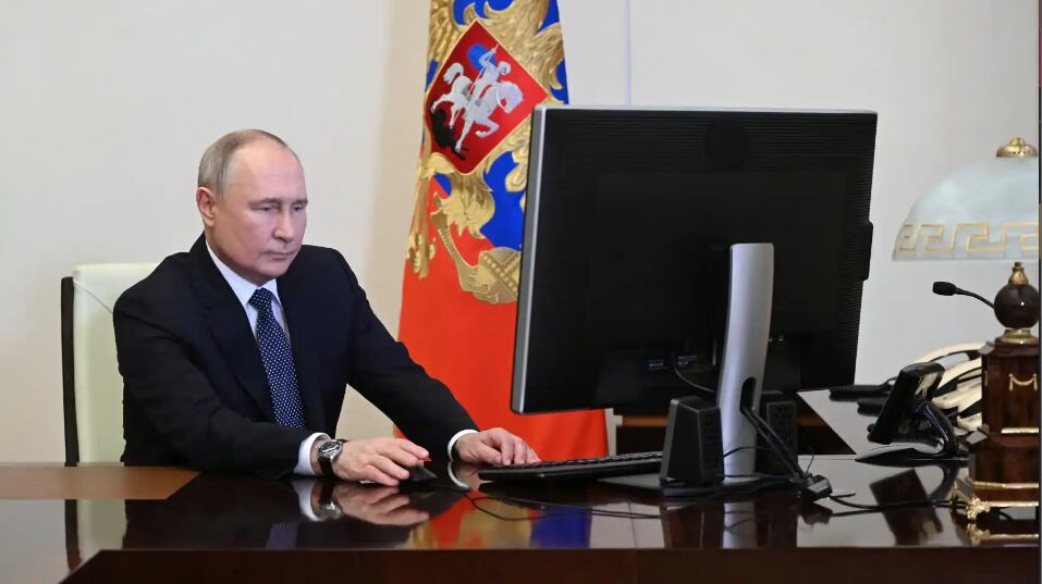 Un video publicado por la Presidencia rusa muestra a Vladímir Putin ejerciendo su derecho al voto desde su despacho. Foto: EFE