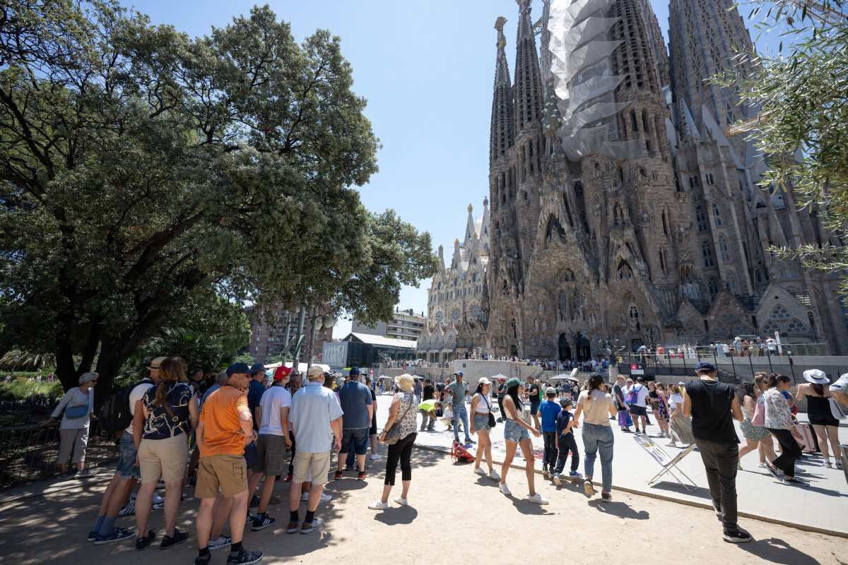 Turistas pasan por la basílica de la Sagrada Familia en Barcelona el 5 de julio de 2024. (Foto de Josep LAGO / AFP)
