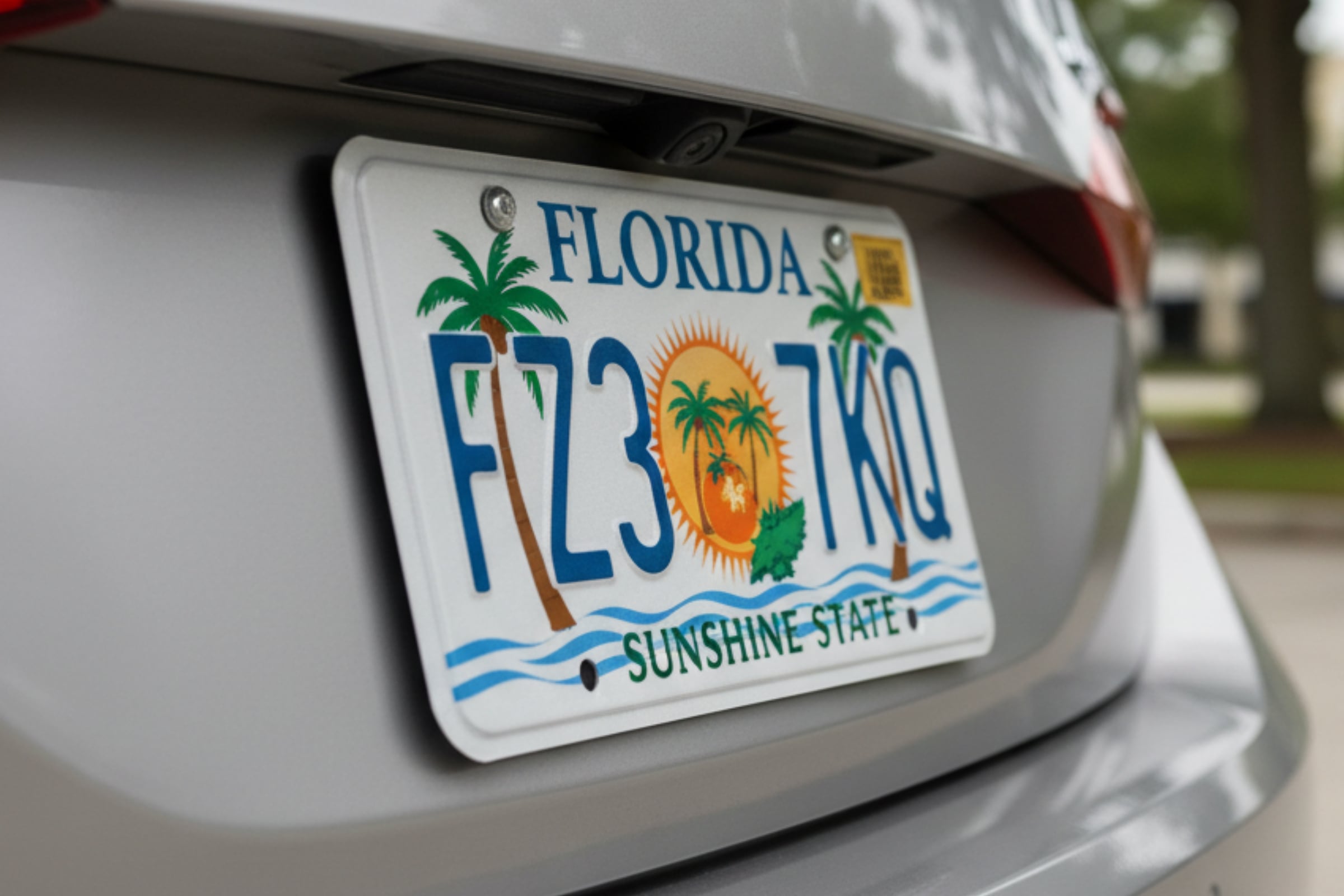 Los conductores de Florida deben ser cuidadosos con los marcos que elijan para sus matrículas personalizadas (Foto: Imagen creada por El Comercio MAG usando la IA de Perplexity)