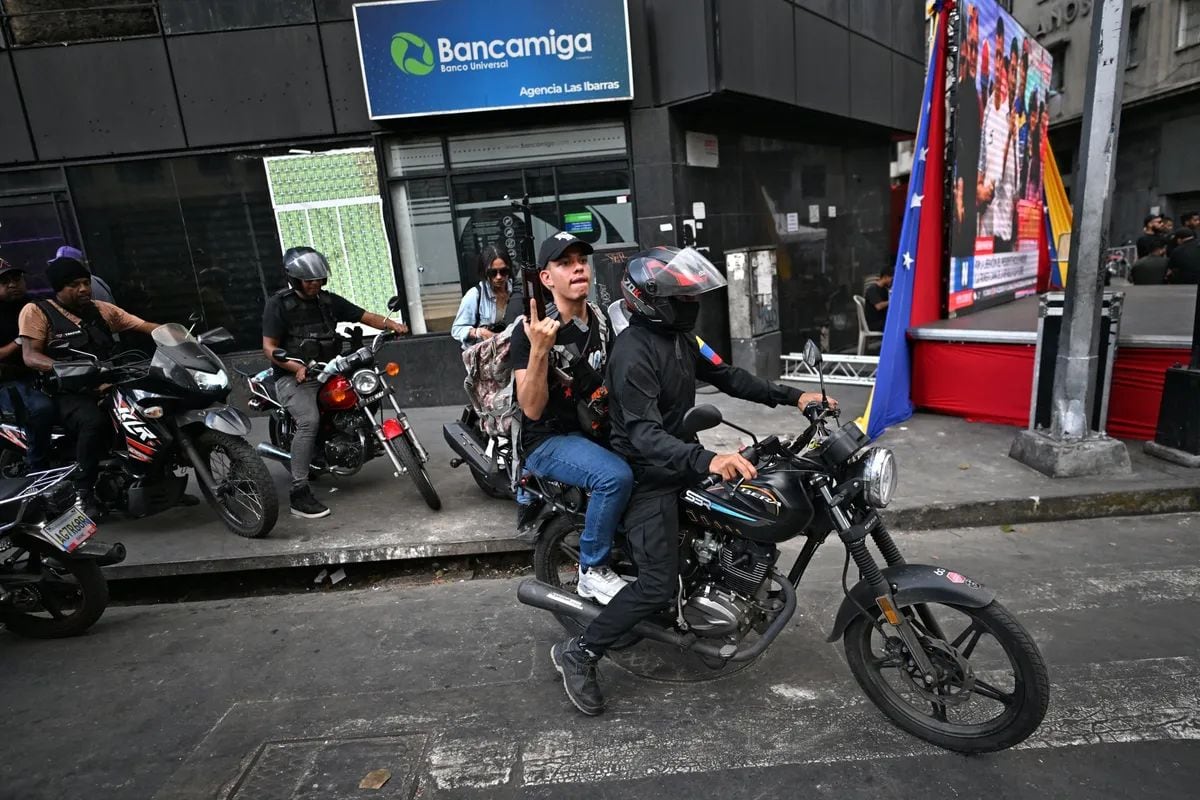 Residentes armados en motocicletas el 4 de enero. Fotógrafo: Juan Barreto/AFP/Getty Images