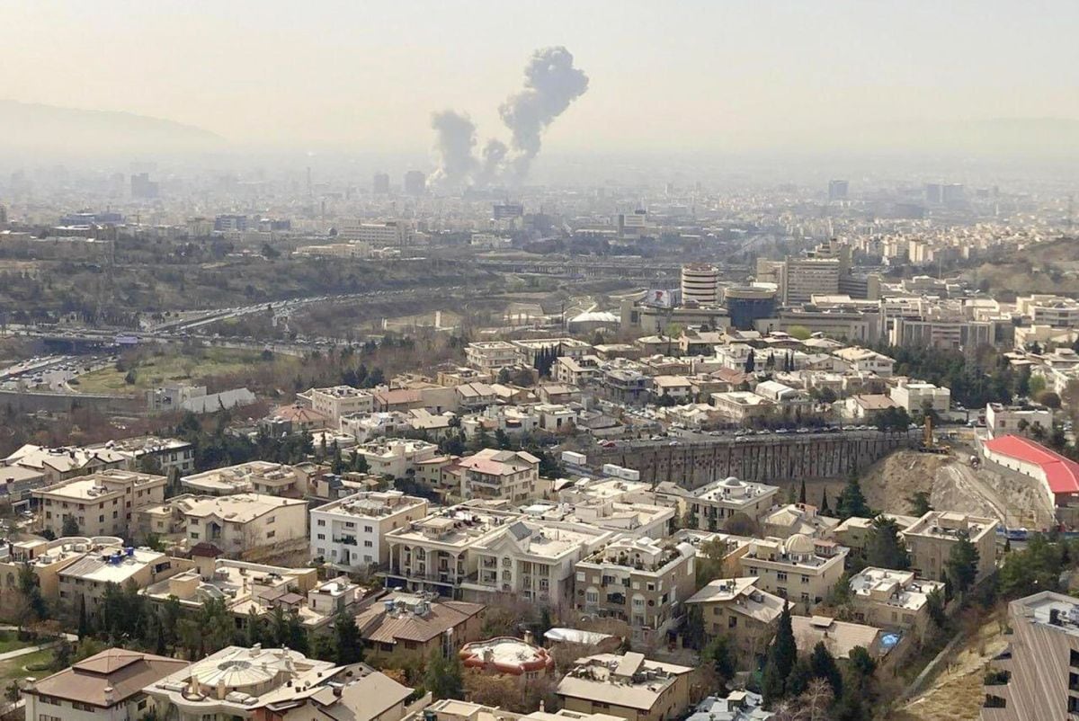 TEHERÁN (IRÁN), 28/02/2026.- Una columna de humo emerge del centro de Teherán tras un ataque israelí este sábado. EFE/ Mehrnews SOLO USO EDITORIAL/SOLO DISPONIBLE PARA ILUSTRAR LA NOTICIA QUE ACOMPAÑA (CRÉDITO OBLIGATORIO). PROHIBIDO SU USO POR MEDIOS ISRAELÍES