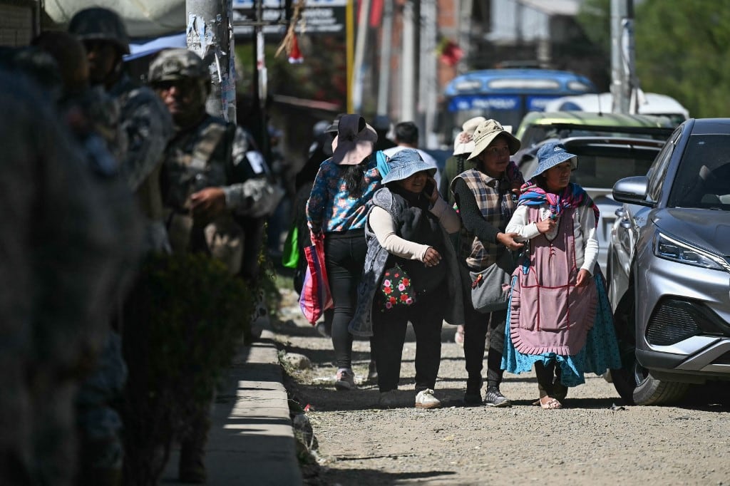 Varias personas caminan por una carretera tras su reapertura después de las protestas que exigían la renuncia del presidente de Bolivia, Rodrigo Paz, en Carreras, departamento de La Paz, Bolivia, el 5 de junio de 2026. La policía y el ejército bolivianos despejaron una carretera clave el 5 de junio, la cual había sido bloqueada con escombros por manifestantes antigubernamentales para interrumpir el suministro de alimentos y otros insumos a La Paz. (Foto de MARVIN RECINOS / AFP)