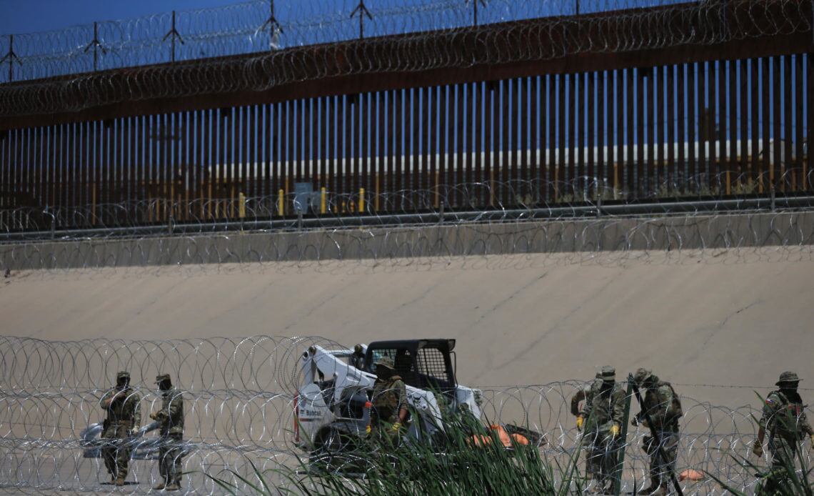 Aunque la demanda fue puesta a raíz de las boyas, se han colocado estructuras metálicas de malla y alambradas con peligrosas navajas para impedir que los migrantes entren a territorio estadounidense y pidan asilo. (Foto: Difusión)