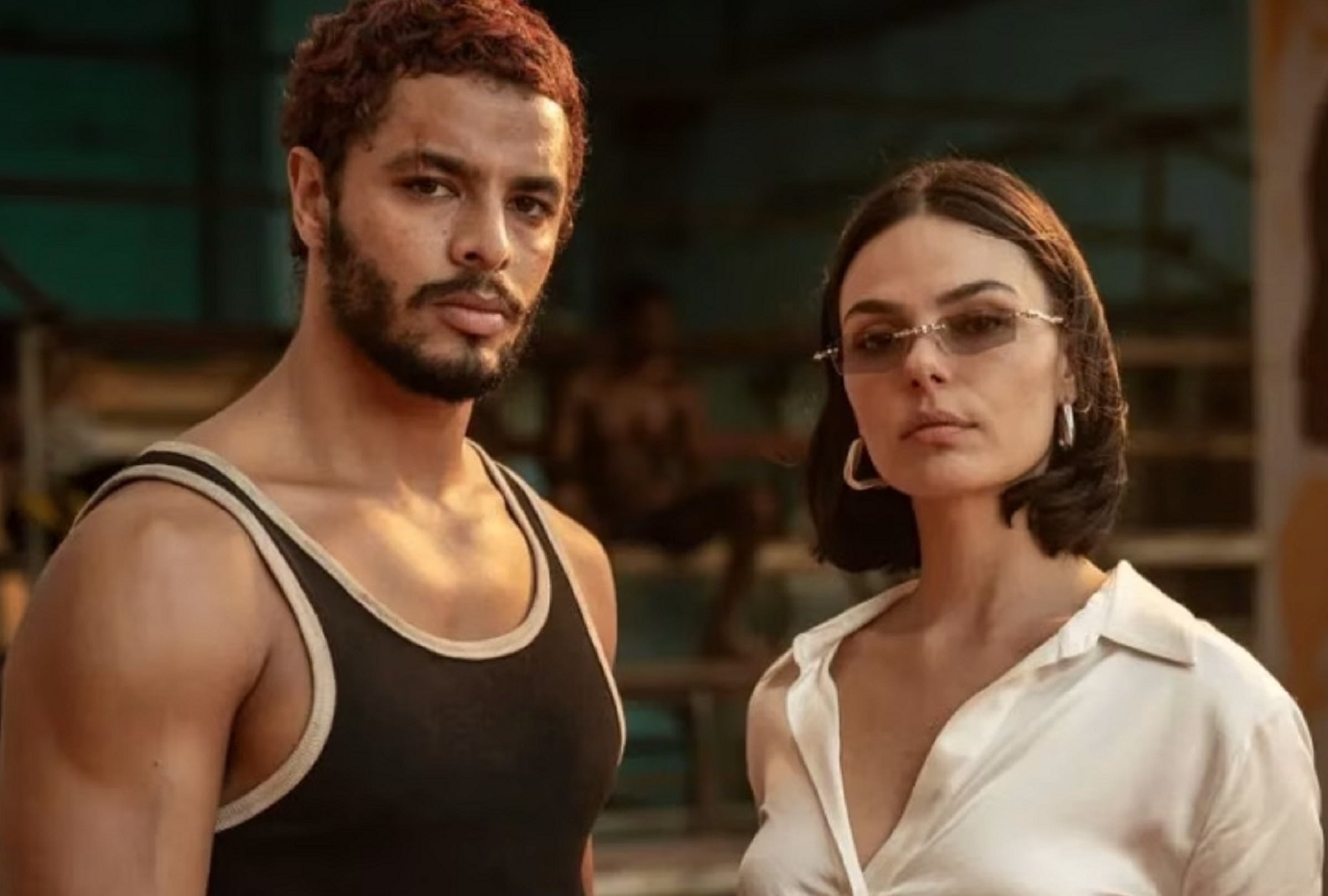 Matheus Abreu asume el rol de Mano y Isis Valverde asume el rol de Nadine en la película brasileña "Carrera de Bestias" (Foto: Amazon Prime Video)