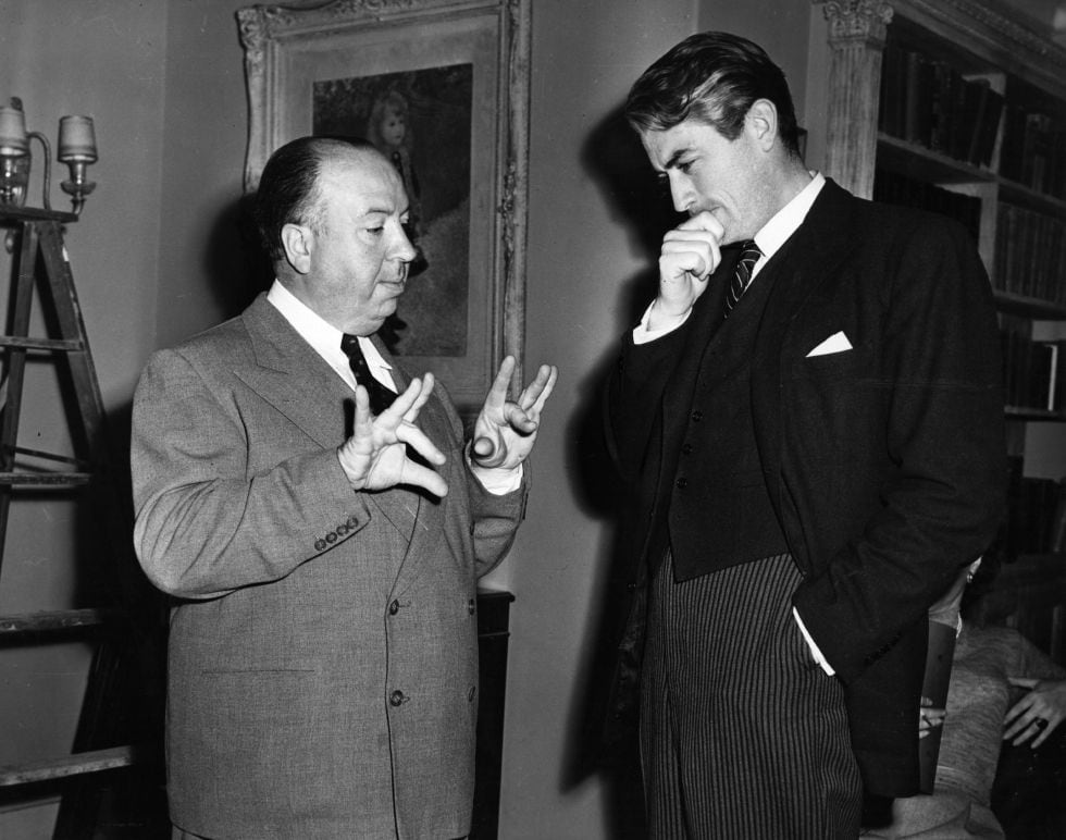 Gregory Peck recibe las instrucciones de Alfred Hitchcock durante el rodaje de 'Spellbound'. (Foto: Getty Images)