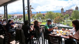 Verano “calienta” ventas en restaurantes, pero un factor enfría a hoteles