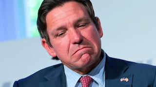 ¿Por qué Ron DeSantis aprobó la ley HB 7031 y luego decidió vetar cierto detalle?