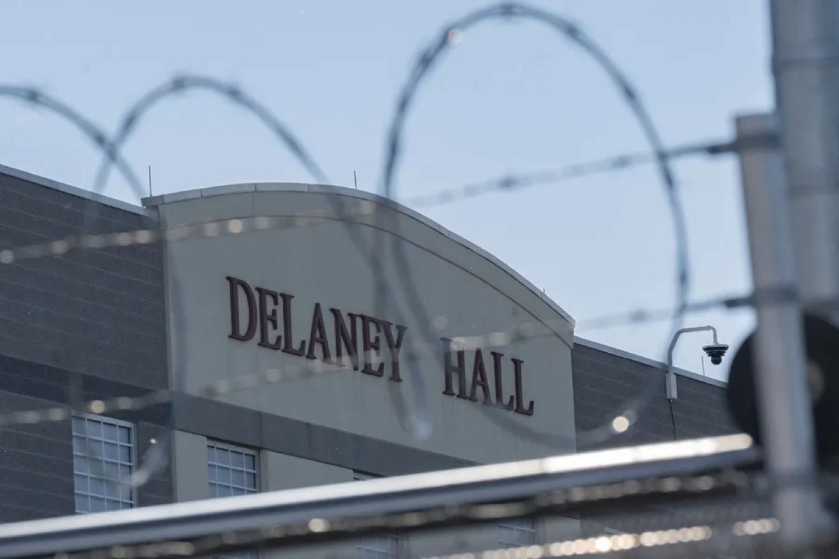 Martín Soto fue liberado tras ocho meses bajo custodia de ICE. El peruano había participado en la huelga de inmigrantes en Delaney Hall. Foto: EFE.